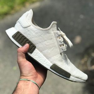 le adidas nmd r1 gesso bianco champs esclusiva poshmark le adidas nmd r1 gesso bianco champs esclusiva poshmark